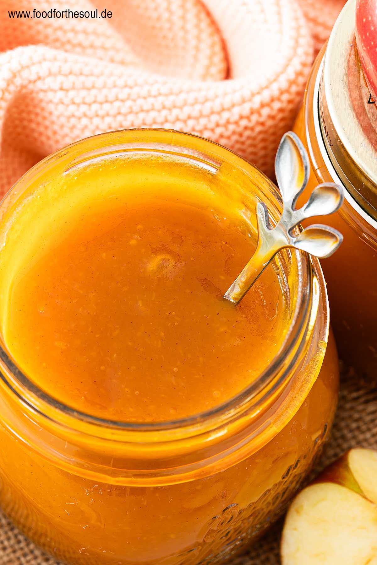 Frisch gekochte Kürbis-Apfel-Marmelade in einem Schraubglas