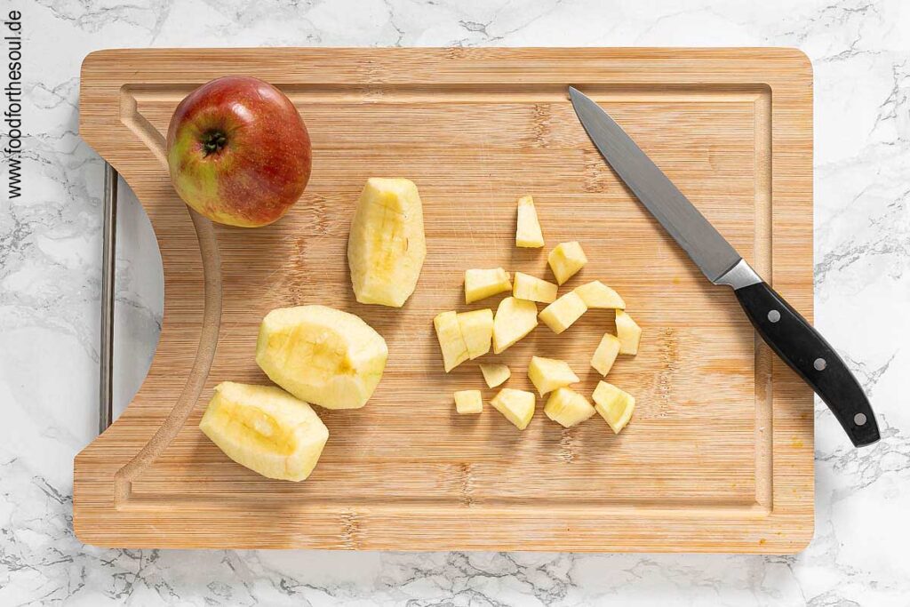 Apfel schälen, entkernen und in Würfel schneiden - Schritt 2