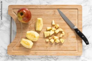 Apfel schälen, entkernen und in Würfel schneiden - Schritt 2