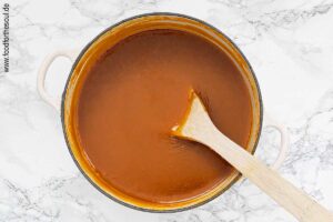 Marmelade noch einmal 3 bis 4 Minuten köcheln lassen, dann in Gläser abfüllen - Schritt 8