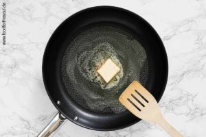 Butter in einer Pfanne zerlassen - Schritt 3