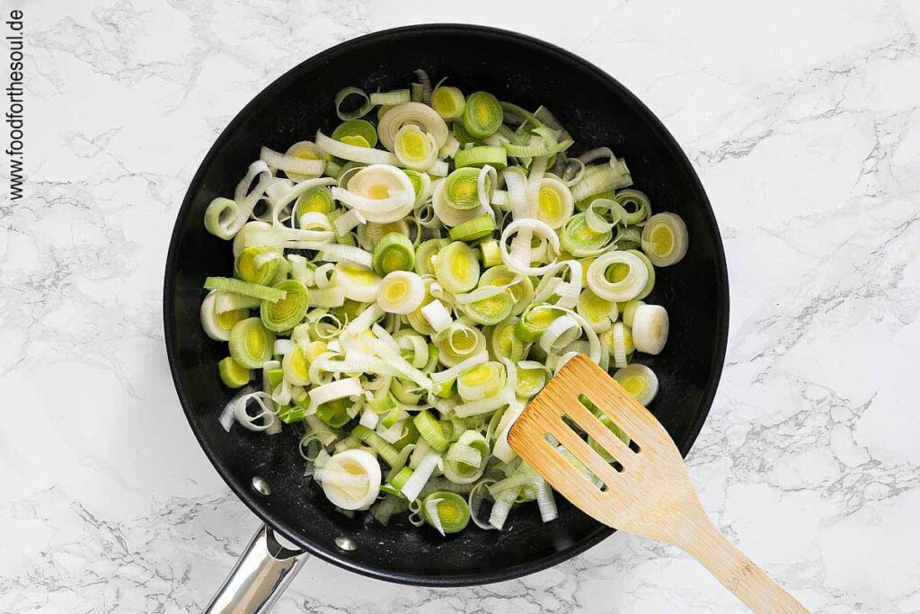 Lauchringe in die Pfanne geben und mit Butter vermengen - Schritt 4