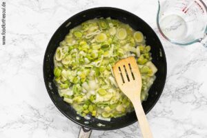 Lauchgemüse mit Gemüsebrühe ablöschen - Schritt 7