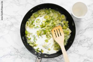 Kochsahne hinzufügen und unter das Lauchgemüse rühren - Schritt 8