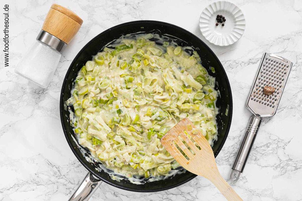 Lauchgemüse mit Salz, Pfeffer und Muskatnuss abschmecken - Schritt 9