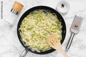 Lauchgemüse mit Salz, Pfeffer und Muskatnuss abschmecken - Schritt 9