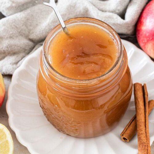 Selbstgemachte Apfelmarmelade in einem Schraubglas