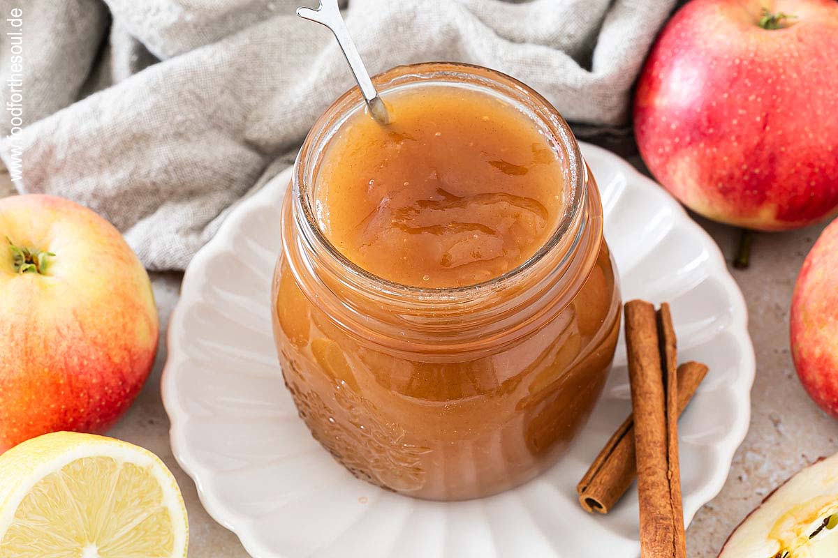 Selbstgemachte Apfelmarmelade in einem Schraubglas