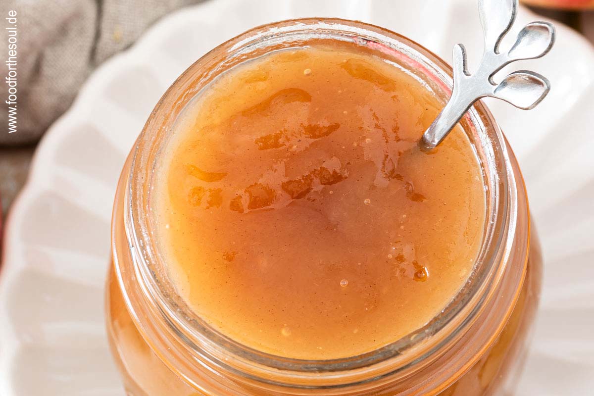 Selbstgemachte Apfelmarmelade in einem Schraubglas