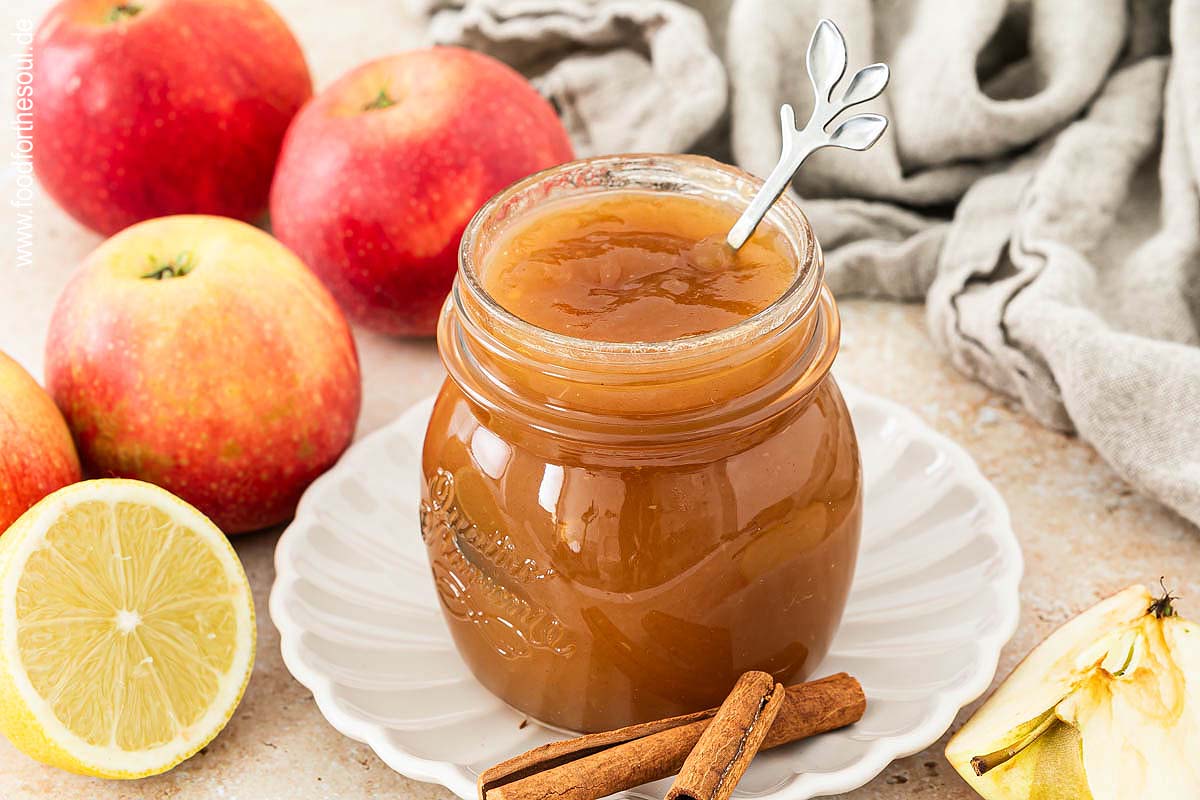 Selbstgemachte Apfelmarmelade in einem Schraubglas