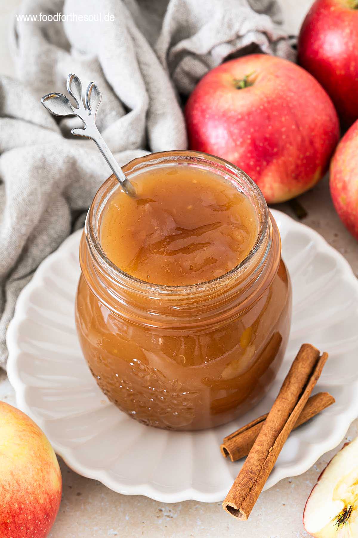 Selbstgemachte Apfelmarmelade in einem Schraubglas