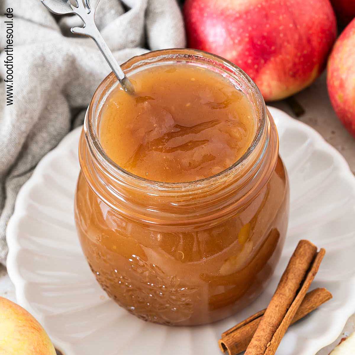 Selbstgemachte Apfelmarmelade in einem Schraubglas