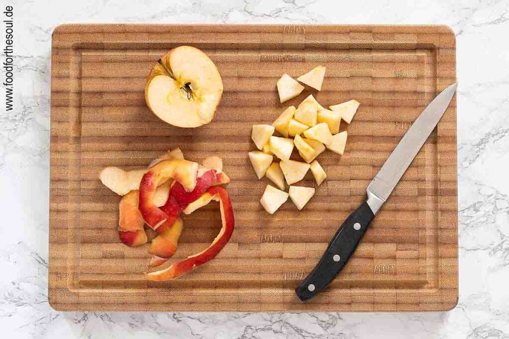 Apfel schälen, Kerngehäuse entfernen und in Stücke schneiden - Schritt 1