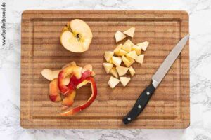 Apfel schälen, Kerngehäuse entfernen und in Stücke schneiden - Schritt 1