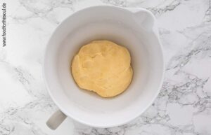Teigzutaten zu einem Mürbeteig kneten - Schritt 2