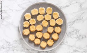 Plätzchen von den Rollen schneiden, auf Teller legen und kurz im Tiefkühler kühlen - Schritt 8
