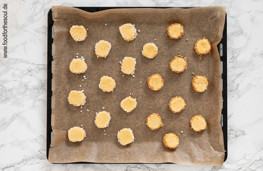 Gut gekühlte Friesenkekse auf ein Backblech legen und backen - Schritt 9