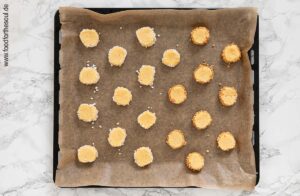 Gut gekühlte Friesenkekse auf ein Backblech legen und backen - Schritt 9