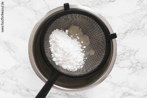 Frischkäse in Schüssel geben und Puderzucker fein sieben - Schritt 3